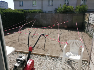 Photo fin du travail de la terre puis semis et arrosage