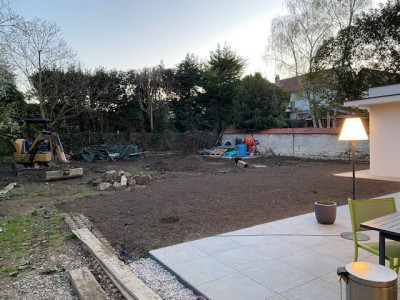 Mise en place de terre végétale il y a un an lors de la création du jardin